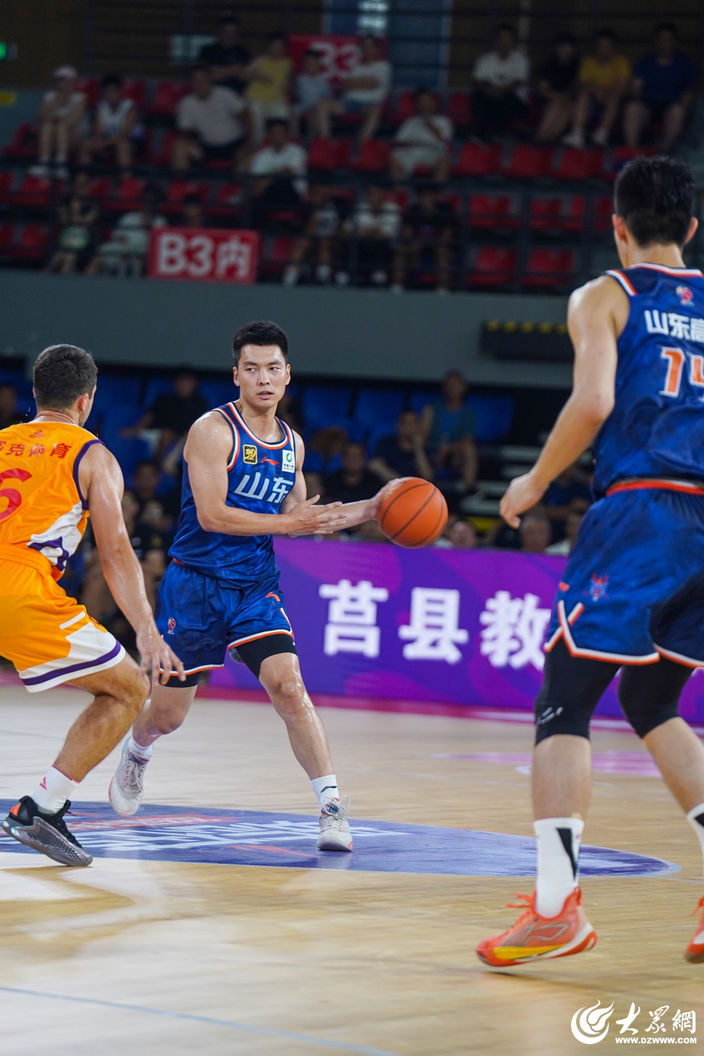 爱游戏-关于转折点!山东男篮造点机会,NBA总决赛窗口期攻防权衡,媒体盛赞,阵容厚度经受考验的信息